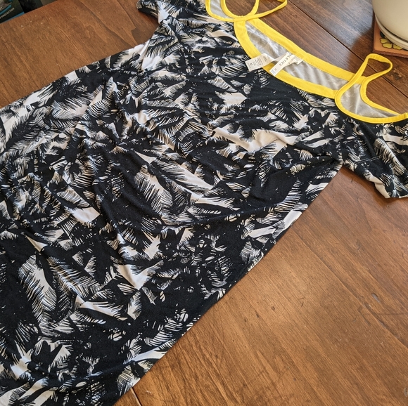 Fabletics Cold Shoulder Athletic Top Tunic Size Medium Black White Yellow - Picture 3 of 7